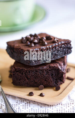In casa i biscotti con scaglie di cioccolato da una tazza di caffè Foto Stock