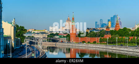 Mosca, Russia. 25 Maggio, 2015. Inizio della settimana lavorativa a Mosca, in Russia. Lunedì 25 Maggio, 2015. Vista panoramica del Cremlino di Mosca e la città. Centro di Mosca al mattino presto. A sinistra si vede un edificio giallo. Questa è la sede centrale di Rosneft oil company. A destra puoi vedere il Cremlino di Mosca e il Cremlino embankment. Ancora troppo presto per il traffico. A titolo illustrativo solo uso editoriale. © Alex Immagini/Alamy Live Foto Stock