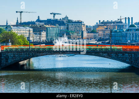 Mosca, Russia. 25 Maggio, 2015. Inizio della settimana lavorativa a Mosca, in Russia. Lunedì 25 Maggio, 2015. Guardando indietro, il centro business di Mosca. Piccolo ponte di pietra sul canale di bypass sul fiume di Mosca è visibile al centro. È in ricostruzione. Business e Office edifici in background. Bolotnaya (paludosa) Square è a sinistra, Kadashevskaya terrapieno è a destra. A titolo illustrativo solo uso editoriale. Credito: Alex Immagini/Alamy Live News Foto Stock