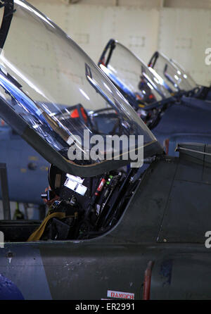 Cosford avrà visto l'erba dossi ricoperti di storage hangar sul lato lontano della pista, Cosfords brocche. Foto Stock