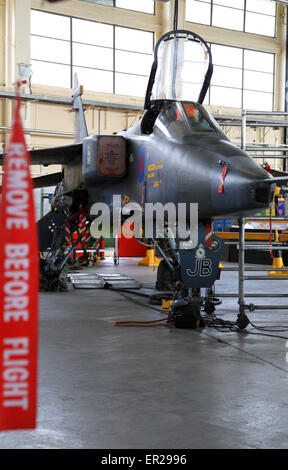 Cosford avrà visto l'erba dossi ricoperti di storage hangar sul lato lontano della pista, Cosfords brocche. Foto Stock