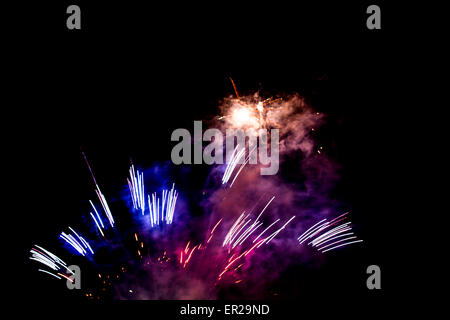 Fuochi d'artificio sulla notte dei falò a Himley Hall Park, Dudley, West Midlands, Regno Unito. Foto Stock