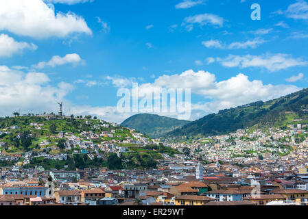 La città di Quito, Ecuador con la città vecchia in basso a destra Foto Stock