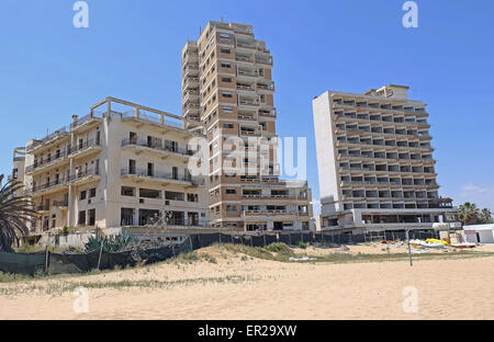 Bombardato e abbandonato hotel e appartamenti sulla spiaggia di Varosha Famagusta Cipro laici in rovina poiché invasione turca del 1974. Foto Stock