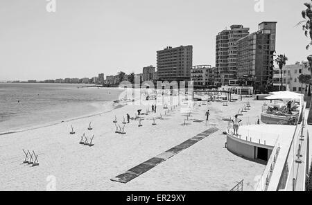 Abbandonato hotel e appartamenti la linea della spiaggia di Varosha Famagusta poiché esercito turco invasione 1974 Foto Stock