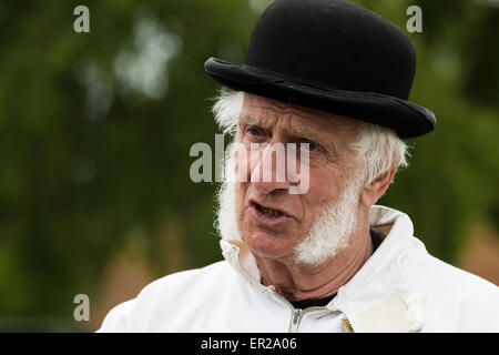 Lamporthall, UK. 25 Maggio, 2015. Lunedì festivo. Lamporthall. Festival della vita di campagna del Northamptonshire. Pur essendo un giorno nuvoloso c'era un sacco di visitatori godendo l'evento.Uno dei titolari di stallo che mostra il suo mestiere è il signor Tom Priestley tradizionale sedia Windsor Maker. Foto Stock