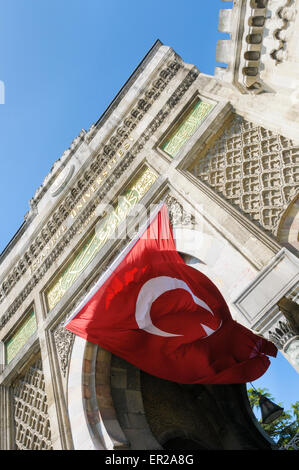La bandiera nazionale vola sotto l'ingresso all'Università di Istanbul, Piazza Beyazıt, Istanbul, Turchia Foto Stock