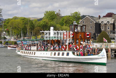 Lago di Windermere, Cumbria, Regno Unito. 25 Maggio, 2015. Sun mette fuori i turisti per lunedì festivo a Bowness Bay sul Lago di Windermere .gite sul lago popolari come mai il sistema di cottura a vapore passeggero la terna (costruito 1981 ) a Bowness Bay Pier con Old England Hotel nel retro del credito di massa: Gordon Shoosmith/Alamy Live News Foto Stock