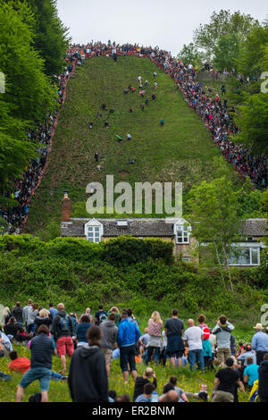 Il formaggio annuale evento di rotolamento su Cooper's Hill, Brockworth nel Gloucestershire, Inghilterra. Foto Stock