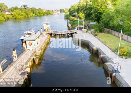 Richmond Lock e Weir sul Fiume Tamigi Foto Stock