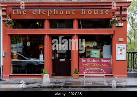 L'elefante House coffee shop, famoso come il luogo dove J.K. Rowling, ha iniziato a scrivere i suoi primi romanzi in retro camera con vista sul Castello di Edimburgo. Foto di Julie Edwards Foto Stock