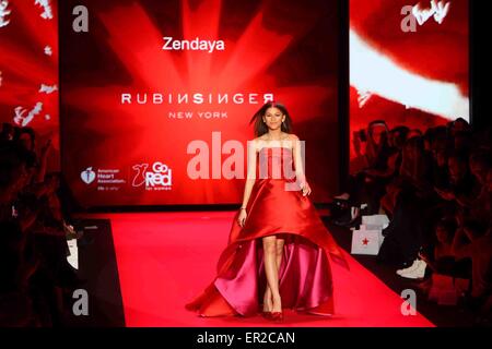 Zendaya indossa Rubinsinger ad andare in rosso per Women-The cuore verità abito rosso a raccolta Mercedes-Benz della settimana della moda. Foto Stock