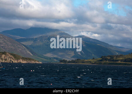 Il cloud passando attraverso Beinn Dearg una vista da Ullapool sul Loch Ginestra Wester Ross Scozia Scotland Foto Stock