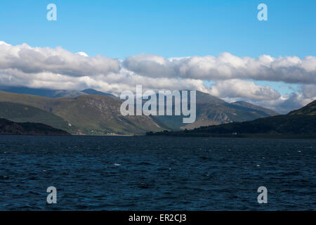 Il cloud passando attraverso Beinn Dearg una vista da Ullapool sul Loch Ginestra Wester Ross Scozia Scotland Foto Stock