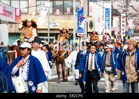 La parata annuale di primavera Genji a Tada, Giappone. I custodi marciavano con i cortigiani Heian e montavano i guerrieri samurai attraverso la strada della città. Foto Stock