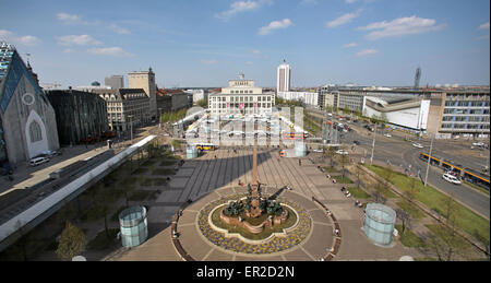 Vista di Augustusplatz (lit. Piazza Augusto) di Lipsia, in Germania con il nuovo Paulinum dell'università, la torre di Koch (L-R), il teatro dell'opera, Wintergartenhochhaus (lit. Winter Garden torre) e l'Mendebrunnen (lit. Mende fontana) raffigurato nella parte anteriore, fotografato il 24 aprile 2015. Foto: Jan Woitas/dpa Foto Stock