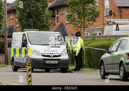 Didcot, Regno Unito. 25 Maggio, 2015. Il cordone di polizia sulla scena di un triplo omicidio al Vicarage Road, Didcot, Oxfordshire, Regno Unito 17.21 ore su 25 maggio 2015. Credito: Michael Winters/Alamy Live News Foto Stock