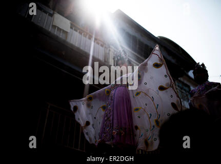 Cheung Chau isola. 25 Maggio, 2015. Un bambino vestito in costume eseguire sui galleggianti durante piu Sik Parade presso Bun Festival in Cheung Chau isola il 25 maggio 2015 a Hong Kong. Uno di Hong Kong è più colorato celebrazione culturale eventi, Cheung Chau Bun Festival, sarà di scena il 25 maggio 2015 fino al 26 maggio 2015 a mezzanotte. Ogni anno migliaia e migliaia di persone scendono sulla piccola isola per i piu Sik Parade, Lucky Bun e il BUN Concorso di scrambling, l antica usanza durante il festival. La tradizione è stata tramandata per generazioni. Credito: Xaume Olleros/Alamy Live News Foto Stock