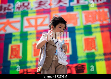 Cheung Chau isola. 25 Maggio, 2015. Un bambino vestito in costume eseguire sui galleggianti durante piu Sik Parade presso Bun Festival in Cheung Chau isola il 25 maggio 2015 a Hong Kong. Uno di Hong Kong è più colorato celebrazione culturale eventi, Cheung Chau Bun Festival, sarà di scena il 25 maggio 2015 fino al 26 maggio 2015 a mezzanotte. Ogni anno migliaia e migliaia di persone scendono sulla piccola isola per i piu Sik Parade, Lucky Bun e il BUN Concorso di scrambling, l antica usanza durante il festival. La tradizione è stata tramandata per generazioni. Credito: Xaume Olleros/Alamy Live News Foto Stock