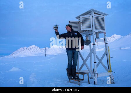 Il tecnico Juergen Graeser dell'Osservatorio atmosferica di AWIPEV stazione di ricerca metorological prove tecniche di misurazione utilizzate per la radio sondaggio in Ny-Alesund sull isola Spitsbergen, Norvegia, 09 aprile 2015. Il francese e il tedesco gli scienziati stanno lavorando in Artico stazione di ricerca AWIPEV sui terreni della ex sito minerario sull'arcipelago delle Svalbard. Foto: Jens Buettner/dpa Foto Stock