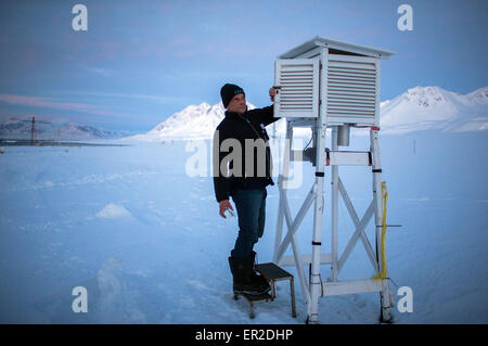 Il tecnico Juergen Graeser dell'Osservatorio atmosferica di AWIPEV stazione di ricerca metorological prove tecniche di misurazione utilizzate per la radio sondaggio in Ny-Alesund sull isola Spitsbergen, Norvegia, 09 aprile 2015. Il francese e il tedesco gli scienziati stanno lavorando in Artico stazione di ricerca AWIPEV sui terreni della ex sito minerario sull'arcipelago delle Svalbard. Foto: Jens Buettner/dpa Foto Stock