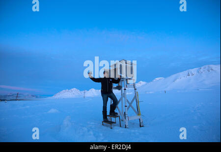 Il tecnico Juergen Graeser dell'Osservatorio atmosferica di AWIPEV stazione di ricerca metorological prove tecniche di misurazione utilizzate per la radio sondaggio in Ny-Alesund sull isola Spitsbergen, Norvegia, 09 aprile 2015. Il francese e il tedesco gli scienziati stanno lavorando in Artico stazione di ricerca AWIPEV sui terreni della ex sito minerario sull'arcipelago delle Svalbard. Foto: Jens Buettner/dpa Foto Stock