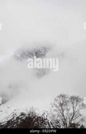 La nebbia attorno al 3000 piedi Troll verticale a parete e il picco Trolltindane nella valle Romsdalen, Norvegia. Foto Stock