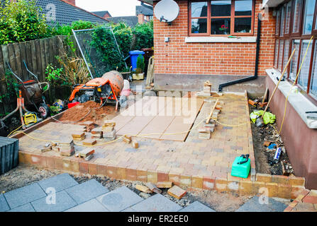 Patio con giardino in costruzione. Foto Stock