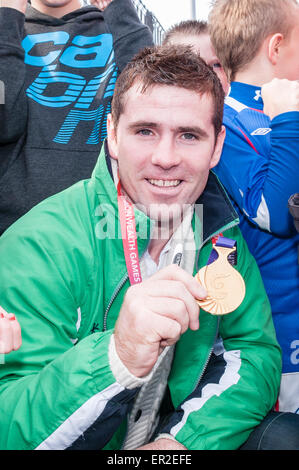 Irlanda del Nord boxer Eamonn O'Kane con la sua medaglia d'oro ha vinto nella categoria pesi medi del 2010 Giochi del Commonwealth. Foto Stock