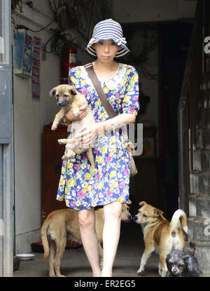 La signora Xie, si prende cura di cani e gatti di casa. Fengduan Hu, 56 e Yan Xie, 45, ha adottato 41 cani e gatti in casa loro a Chengdu Foto Stock