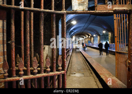 Una vista in Leeds Granary Wharf, su un ponte che attraversa il fiume Aire sotto la stazione ferroviaria di Leeds. Foto Stock