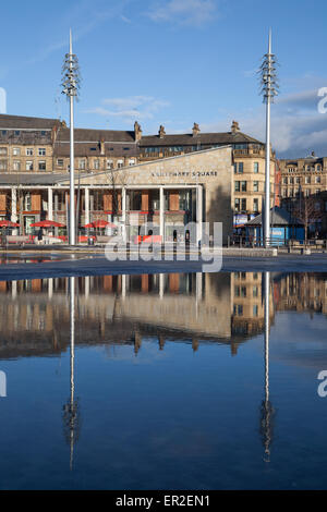 Una vista di tutta la città di Bradford del parco Piscina a Specchio verso Nando's. Foto Stock