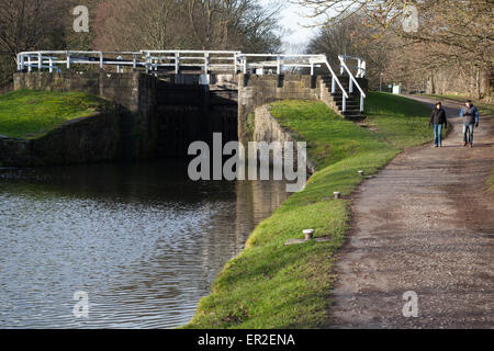 Una vista del canale Leeds-Liverpool vicino a Bingley, Inghilterra. Foto Stock