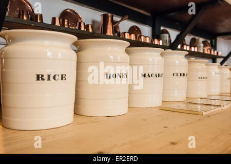 Vasi di storage per il riso, miele, maccheroni, uve secche di Corinto e di radici di arrow-root in una cucina. Foto Stock