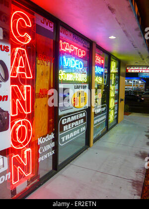 Fotocamera negozio di vendita di Canon e Nikon attrezzature. Foto Stock