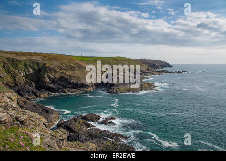 Cornish Coast, guardando a sud da Pendeen Watch (Faro) mostra la capezzagna Enys e Geevor e Levant mineworkings oltre Foto Stock