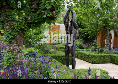 Una statua di bronzo di Anna Gillespie in Morgan Stanley Città Sane giardino al Chelsea Flower Show Foto Stock
