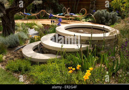 Una pietra circolare fontana della Royal Bank of Scotland Garden al Chelsea Flower Show Foto Stock