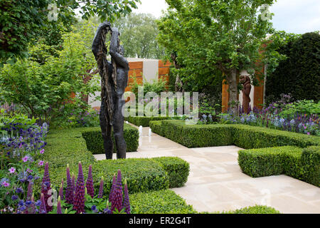 Una statua di bronzo di Anna Gillespie in Morgan Stanley Città Sane giardino al Chelsea Flower Show Foto Stock