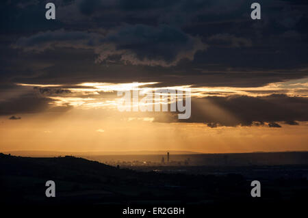 Tramonto spettacolare sulla città di Manchester come si vede dalle colline del nord Derbyshire. Foto Stock