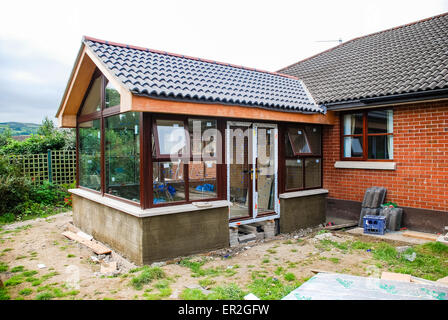 Estensione Sunroom essendo costruita su di un bungalow. Foto Stock