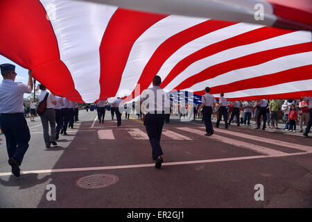 Washington, DC, Stati Uniti d'America. 25 Maggio, 2015. Le persone partecipano in un giorno memoriale della parata del Constitution Avenue a Washington, DC, Stati Uniti, il 25 maggio 2015. Il Memorial Day è un Stati Uniti Federal holiday osservata sull'ultimo lunedì di maggio. © Yin Bogu/Xinhua/Alamy Live News Foto Stock