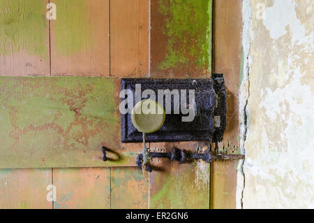 Molto vecchio arrugginito sulla serratura di una porta di un cottage irlandese. Foto Stock