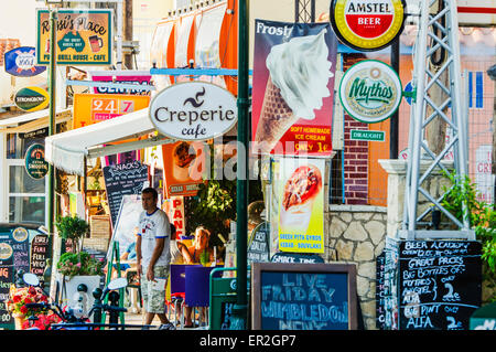 Un sacco di segni per cibo e bevande in un greco città turistica. Foto Stock