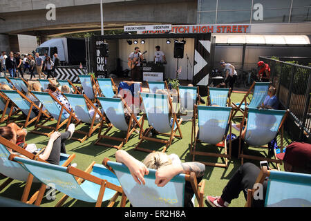 Fascia giocare a un pubblico sotto il sole in una casella Park, in Shoreditch, su Bethnal Green Road, nella zona est di Londra, Inghilterra, Regno Unito Foto Stock