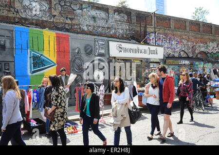 Colorate bancarelle del mercato in Shoreditch, su Sclater Street, nella zona est di Londra, Inghilterra, Regno Unito Foto Stock