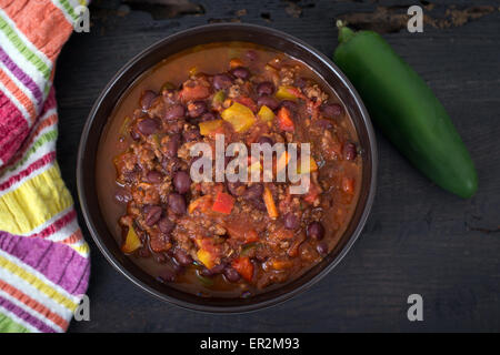 Chili con carne di manzo peperoncino sulla tavola nera Foto Stock
