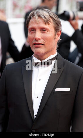 Cannes, Francia, 24 maggio 2015. Attore Mads Mikkelsen alla cerimonia di chiusura e la premiere de la glace et Le Ciel al 68esimo Festival del Cinema di Cannes, domenica 24 maggio 2015, Cannes, Francia. Credito: Doreen Kennedy/Alamy Live News Foto Stock