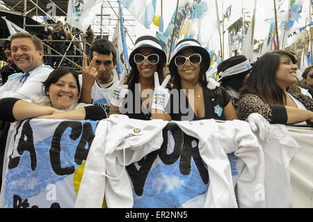 Buenos Aires, Buenos Aires, Argentina. 25 Maggio, 2015. Due giovani donne del gruppo politico La Campora, indossare cappelli e guanti con CFK stampati rendono la V come centinaia di migliaia di persone si riuniscono presso la Plaza de Mayo per commemorare il 205 anniversario della rivoluzione può essere il punto di partenza Argentina di guerra di indipendenza e di ascoltare il Presidente Cristina Fernandez Kirchner il maggio scorso 25 Discorso dopo 8 anni in ufficio. Credito: Patricio Murphy/ZUMA filo/Alamy Live News Foto Stock