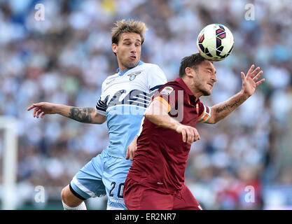 Roma, Italia. 25 Maggio, 2015. Roma Francesco Totti (R) il sistema VIES con la Lazio Senad Lulic durante il campionato italiano di una partita di calcio contro la Lazio nello Stadio Olimpico di Roma, Italia, 25 maggio 2015. Roma Lazio battimento 2-1. Credito: Alberto Lingria/Xinhua/Alamy Live News Foto Stock